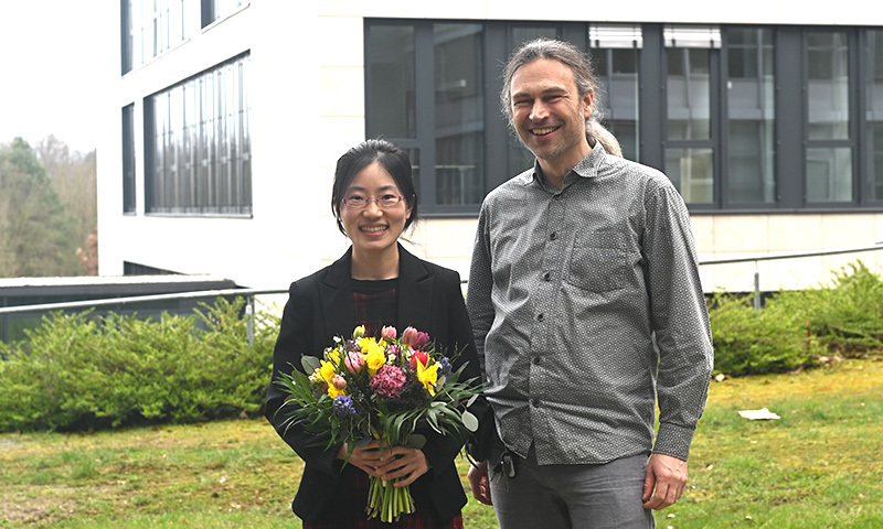 Fang Zaho und Robert Gaschler mit Blumenstrauß